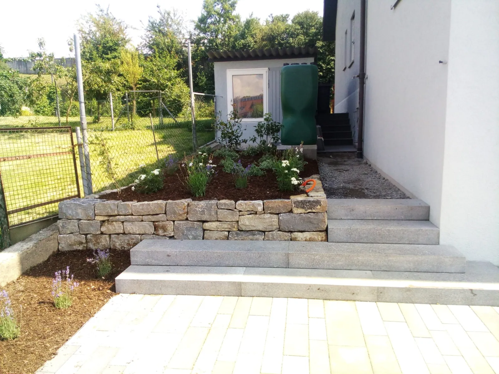 Kameni potporni zid, stepenice i uređena gredica