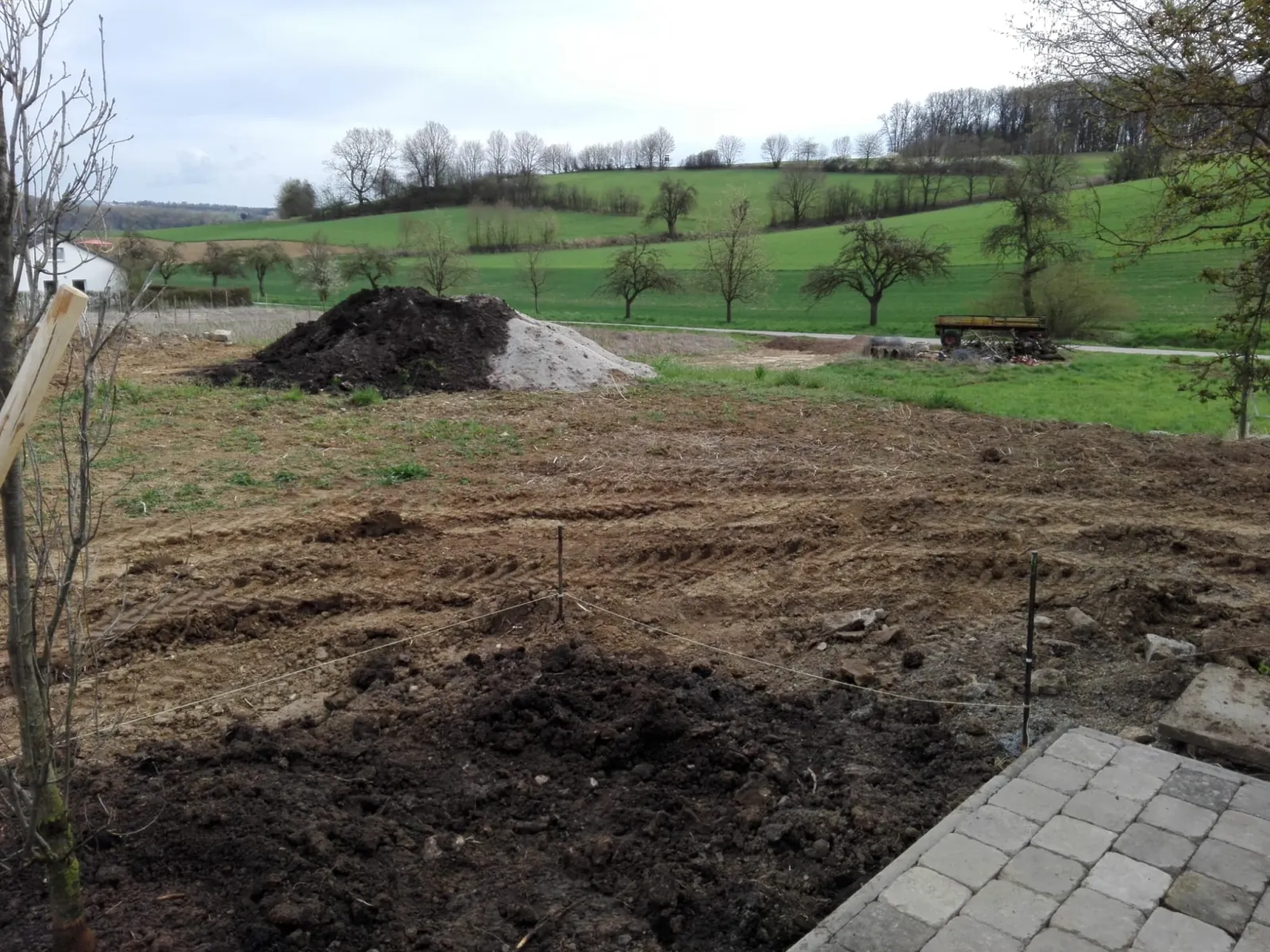 Široki pogled na pripremljen teren budućeg vrta