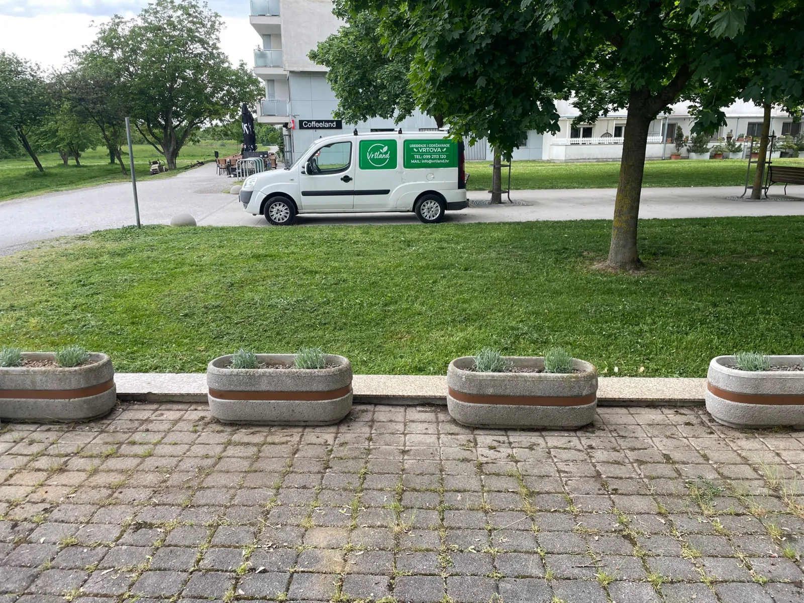 Javni travnjak i žardinjere uz Vrtland vozilo