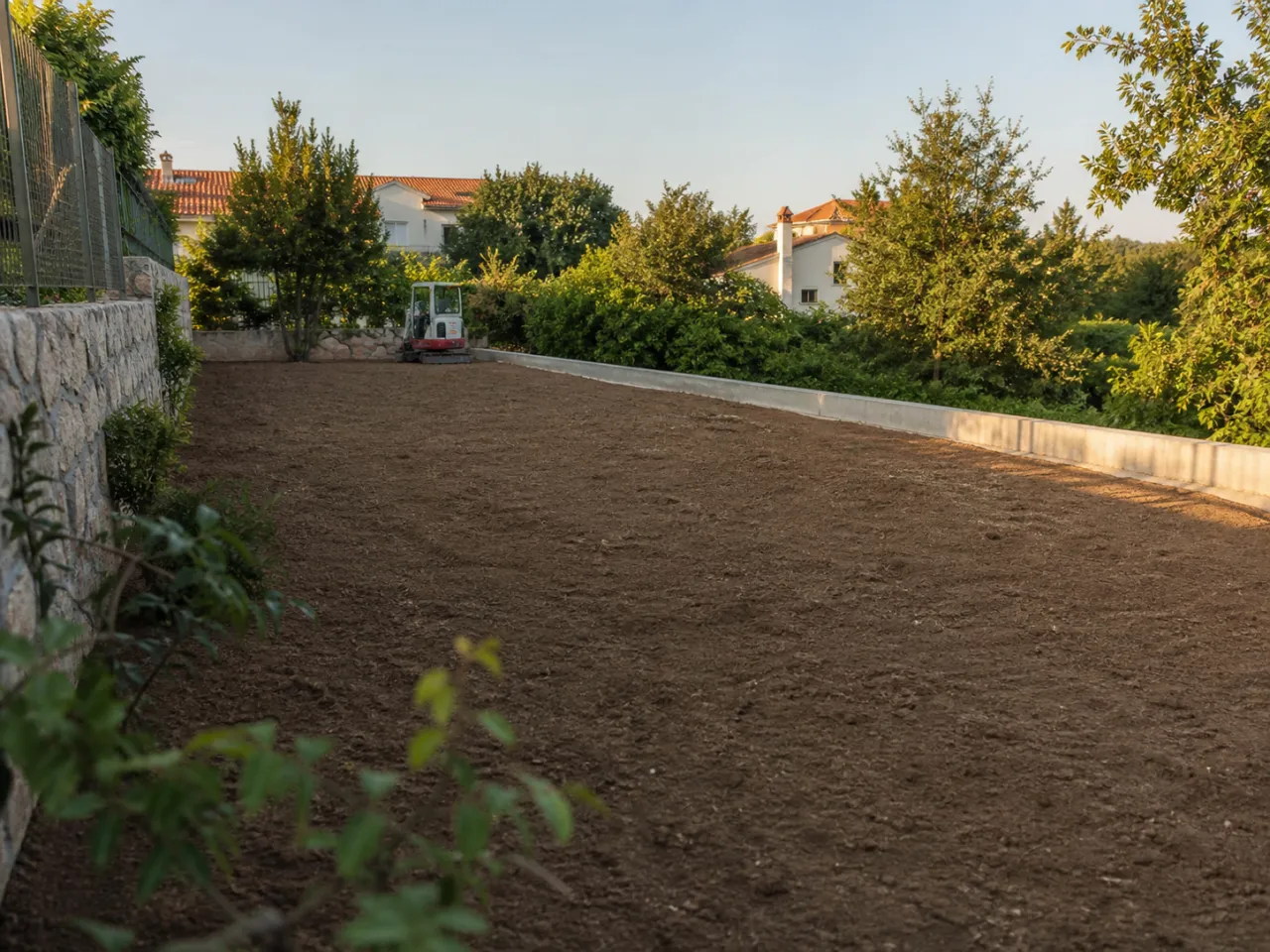 Priprema i grubo ravnanje terena u obiteljskoj okućnici