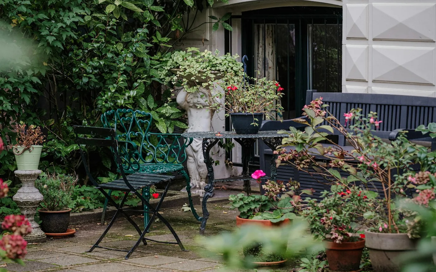 Ozelenjena terasa s posudama, biljkama i prostorom za sjedenje