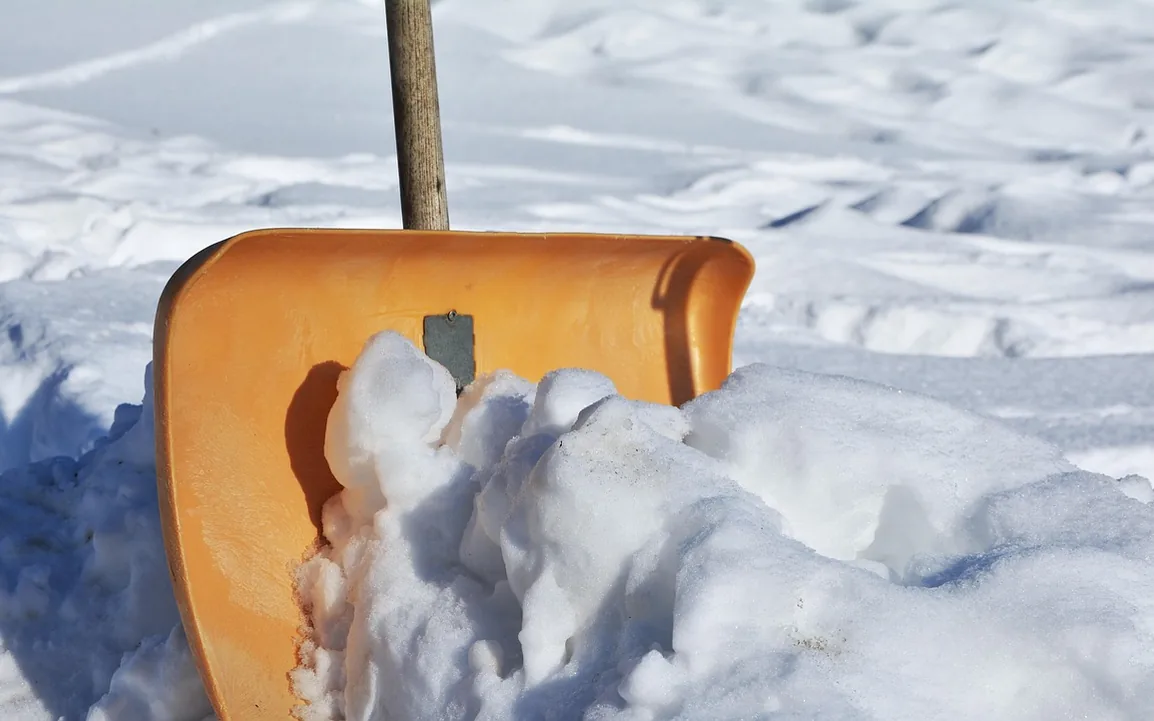 Lopata uklanja snijeg s vanjske površine